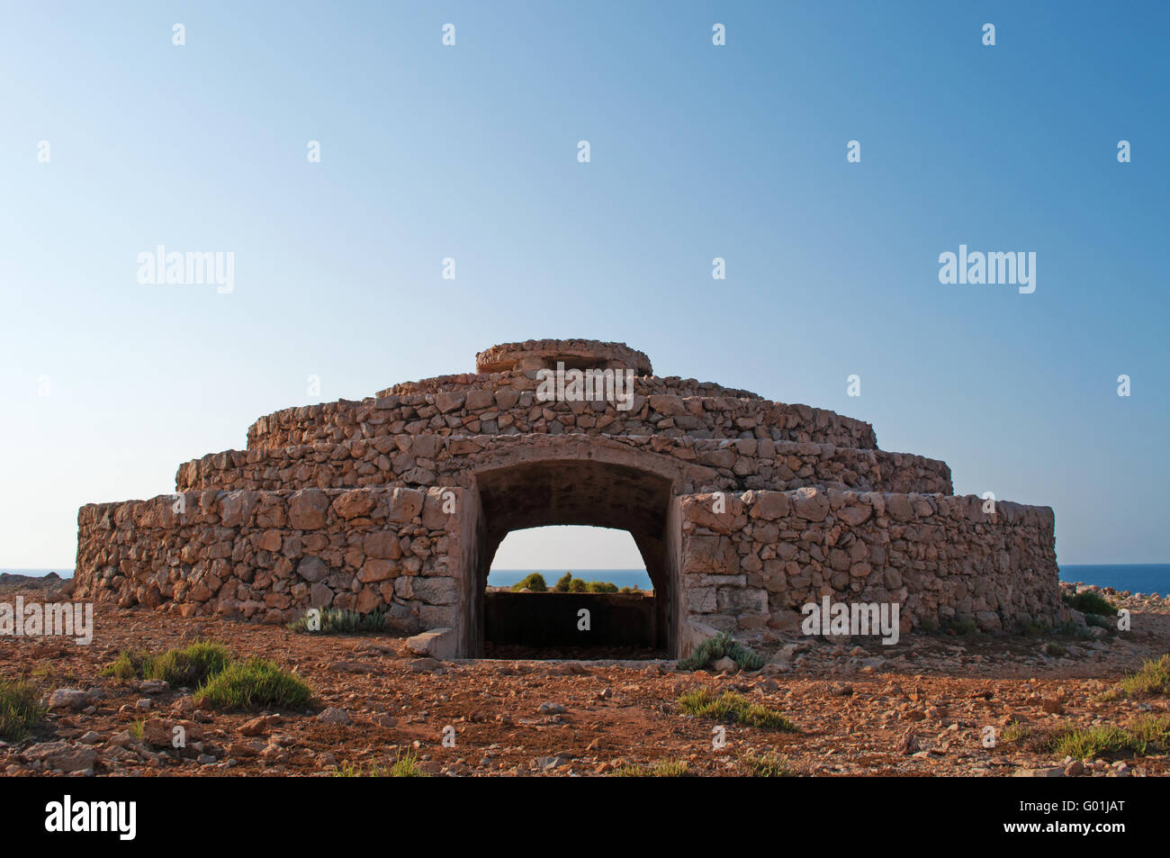 Menorca, Balearen, Spanien: ein Gebäude aus Stein am Leuchtturm Punta Nati, eröffnet im Jahre 1913 in den äußersten Nordwesten der Insel Stockfoto