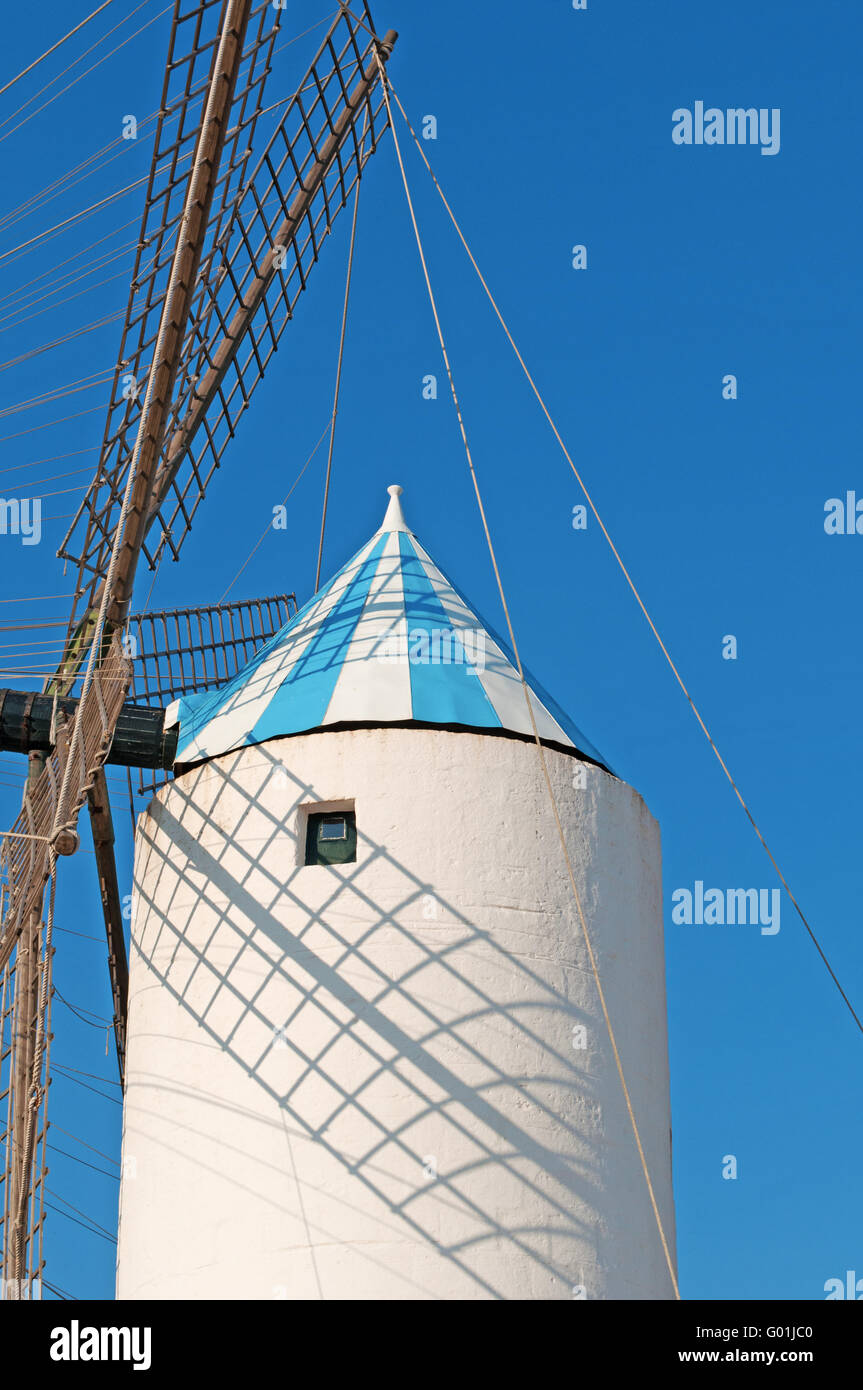 Menorca, Balearen, Spanien, Europa: Ansicht des Moli De Dalt, eine Windmühle in Sant Lluis Gehäuse das Ethnologische Museum und Amt für Tourismus Stockfoto
