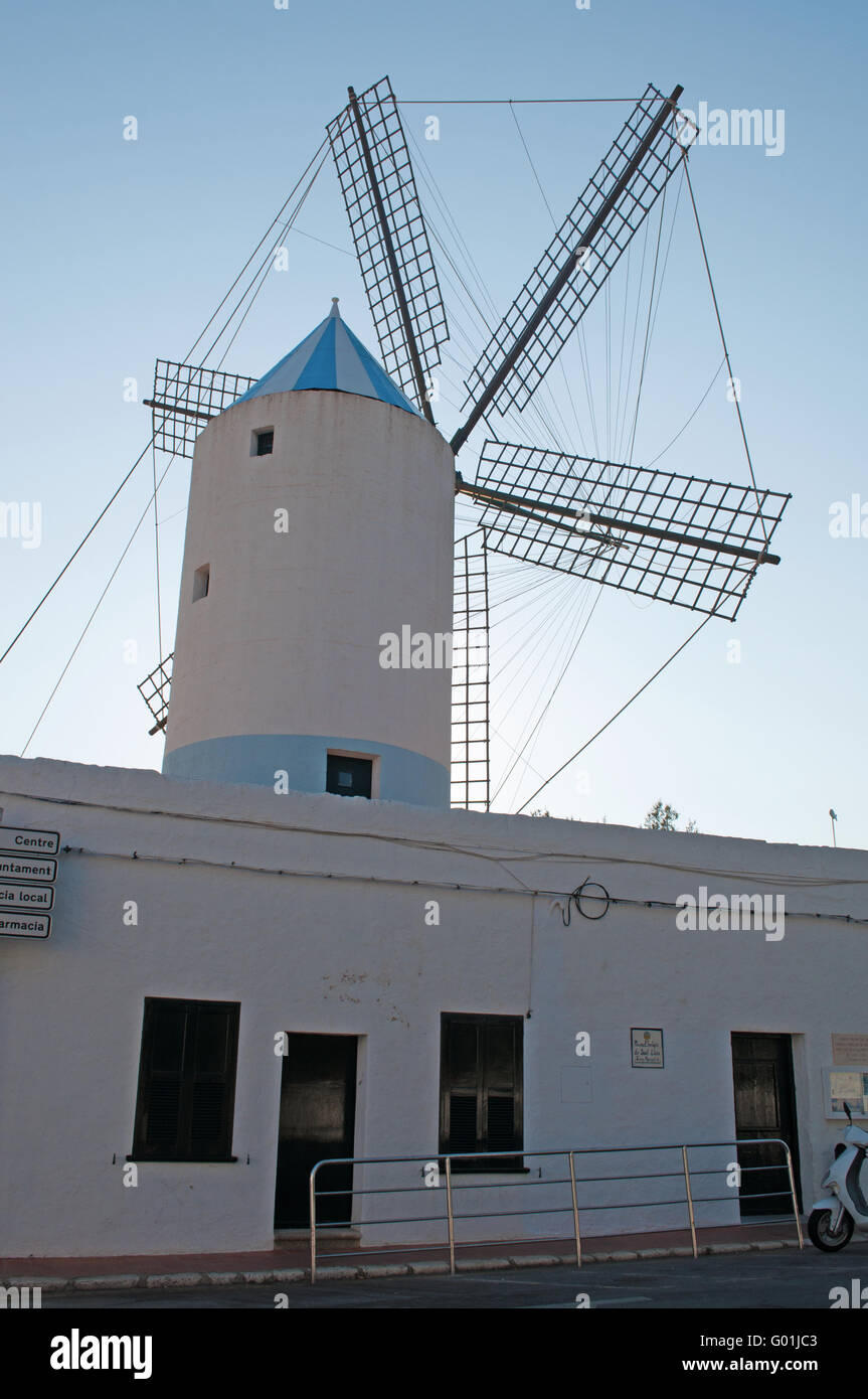 Menorca, Balearen, Spanien, Europa: Ansicht des Moli De Dalt, eine Windmühle in Sant Lluis Gehäuse das Ethnologische Museum und Amt für Tourismus Stockfoto