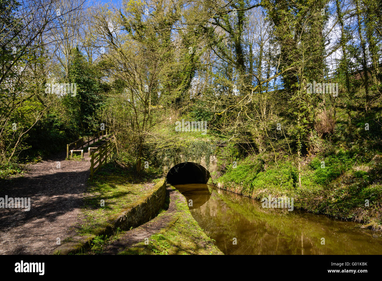 Einem schönen Frühlingstag auf dem Peak Forest-Kanal in der Nähe von Miss Marple, Stockport. Stockfoto