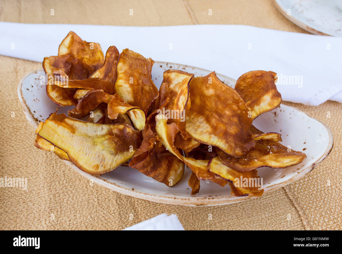 Costarica - gebratene süße Kartoffelchips auf Platte Stockfoto