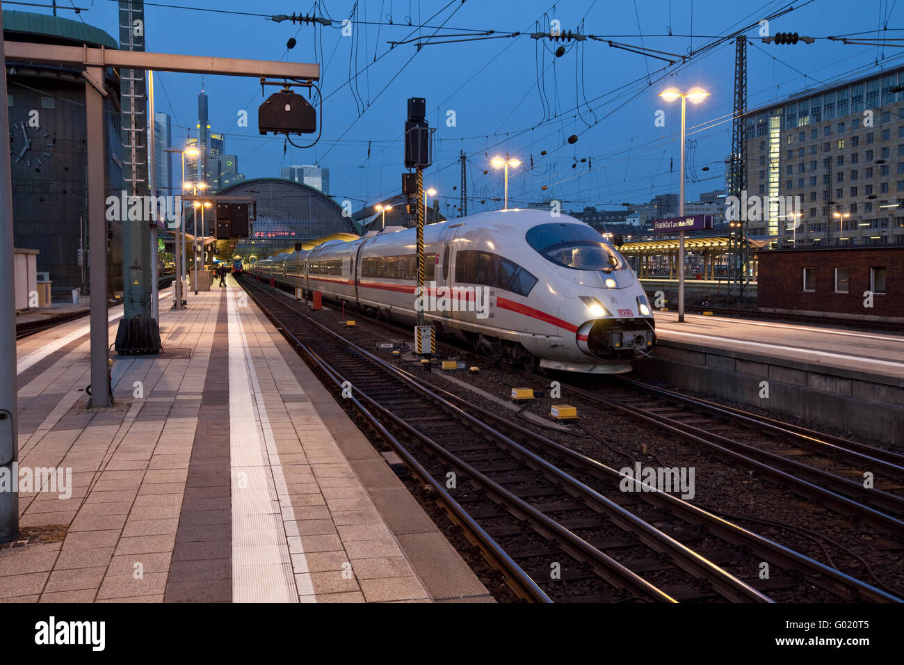 Eis ist in der Dämmerung auf der Strecke hinter dem Bahnhof Stockfoto