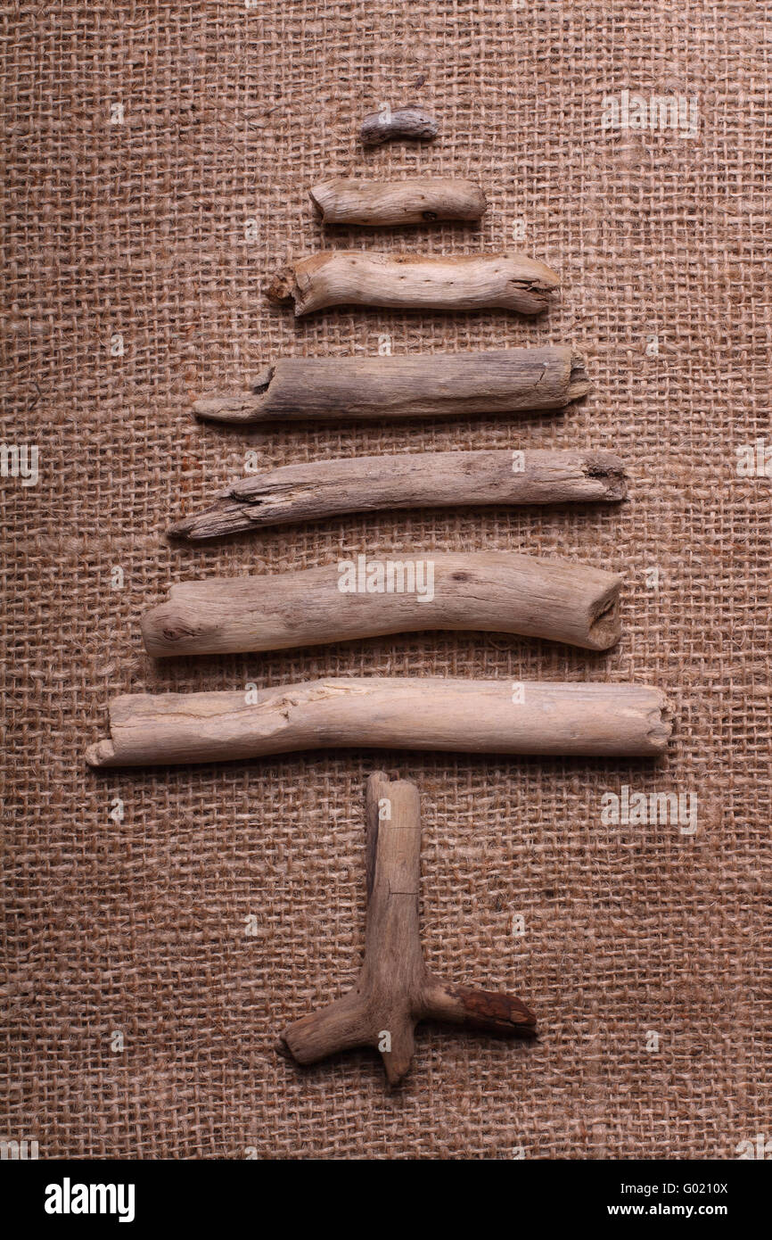 Weihnachten Baum aus Treibholz auf Sackleinen Hintergrund Stockfoto