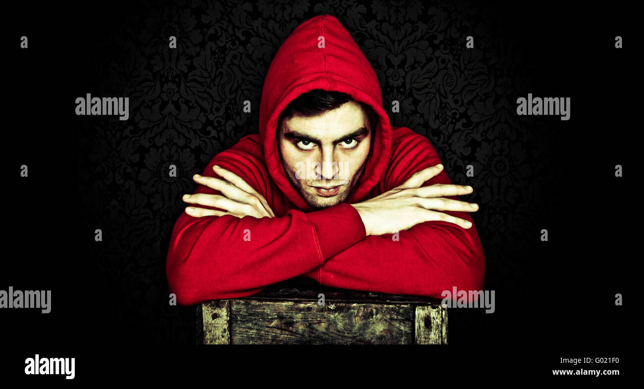 Hip-Hop-Mann in rote Haube auf schwarzem Hintergrund Stockfoto