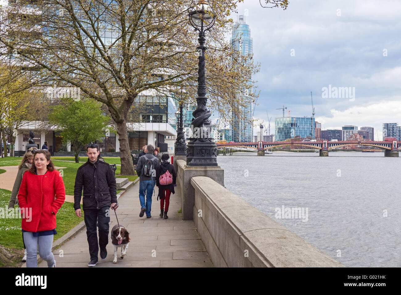 Menschen zu Fuß entlang der Themse auf Albert Embankment in London England Vereinigtes Königreich Großbritannien Stockfoto