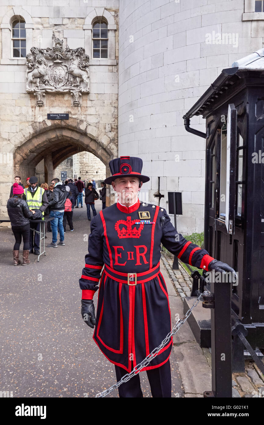 Yeoman Warder, Beefeater am Eingang zum Tower of London, London England Vereinigtes Königreich Großbritannien Stockfoto