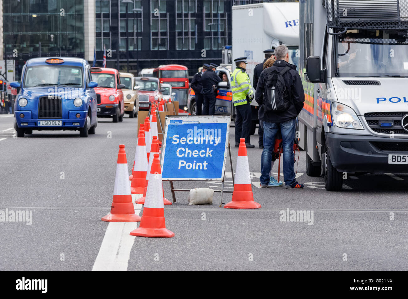 Polizei bei Sicherheitskontrolle auf Westminster Bridge, London England Vereinigtes Königreich UK Stockfoto