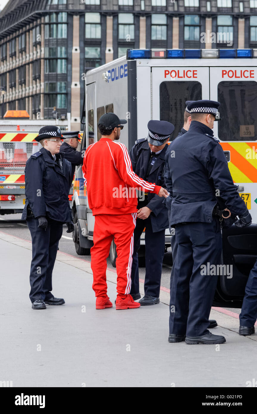 Polizei bei Sicherheitskontrolle auf Westminster Bridge, London England Vereinigtes Königreich UK Stockfoto
