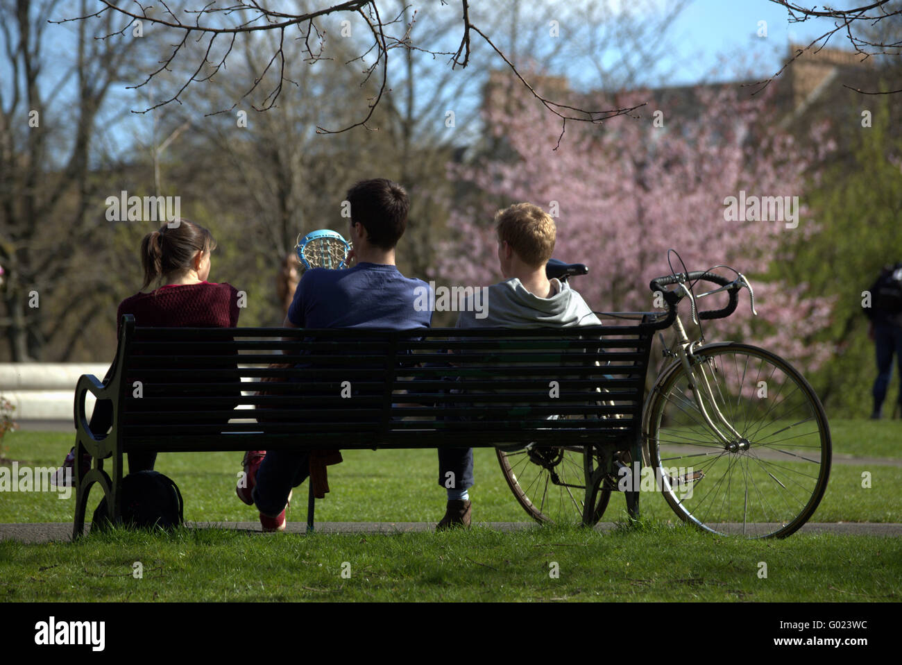 Schüler jungen und Mädchen junge Menschen entspannen im Kelvingrove Park im Westend von Glasgow Stockfoto