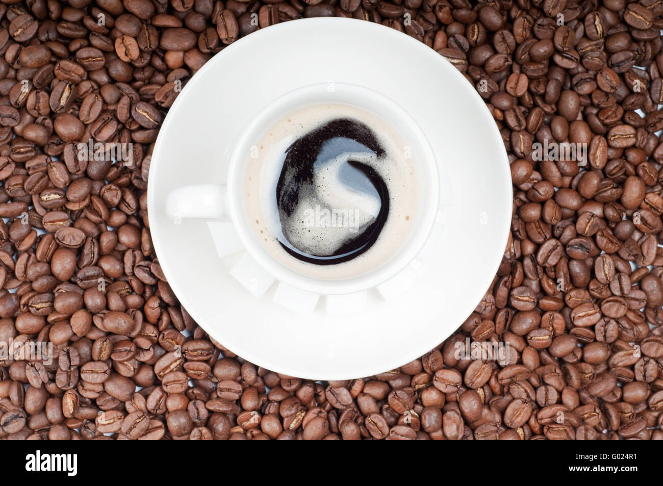 Schuss von bunten Platten wird und eine Tasse Kaffee Stockfoto