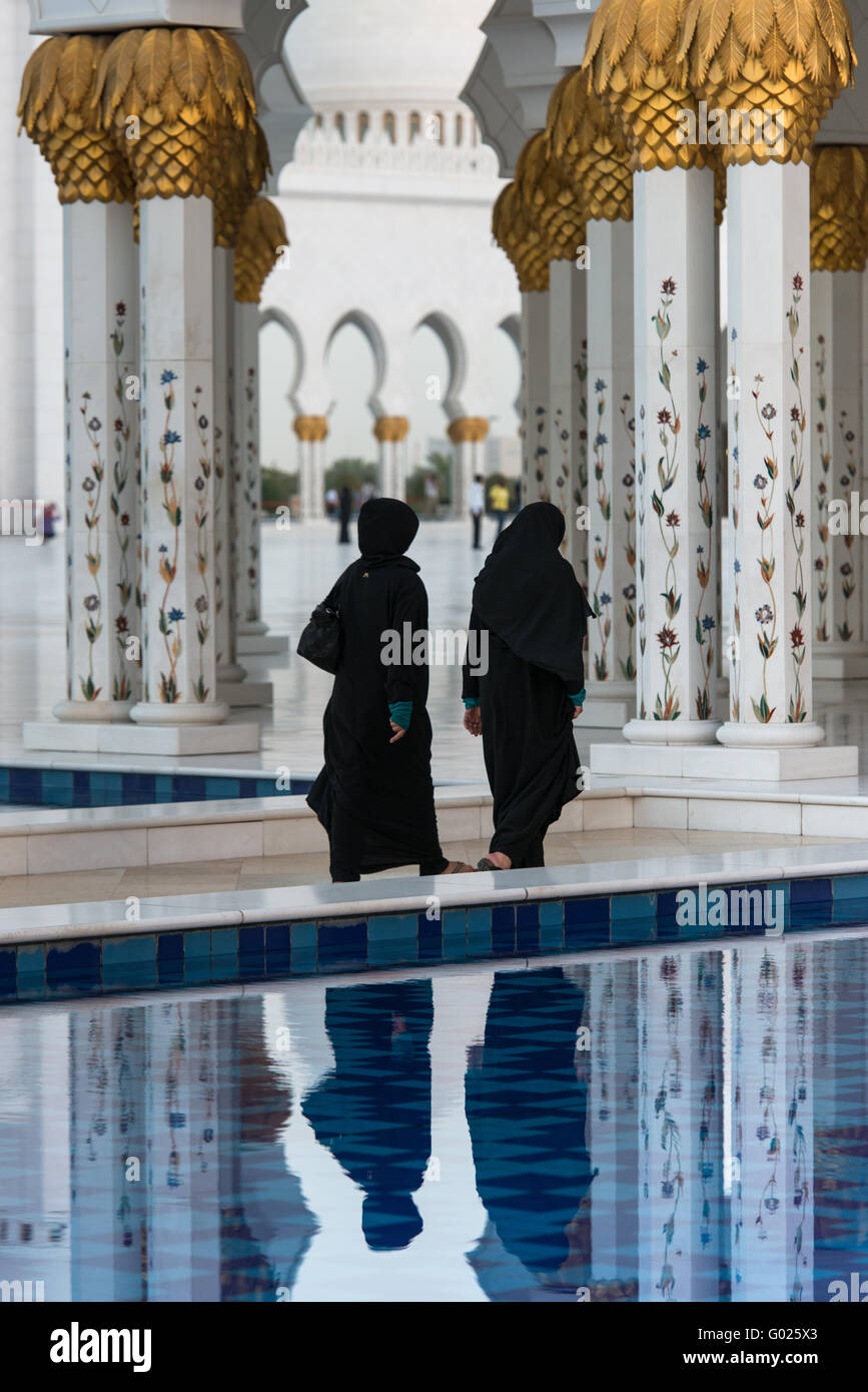 Frauen, die in der Scheich-Zayid-Moschee in Abu Dhabi, Vereinigte Arabische Emirate. Stockfoto