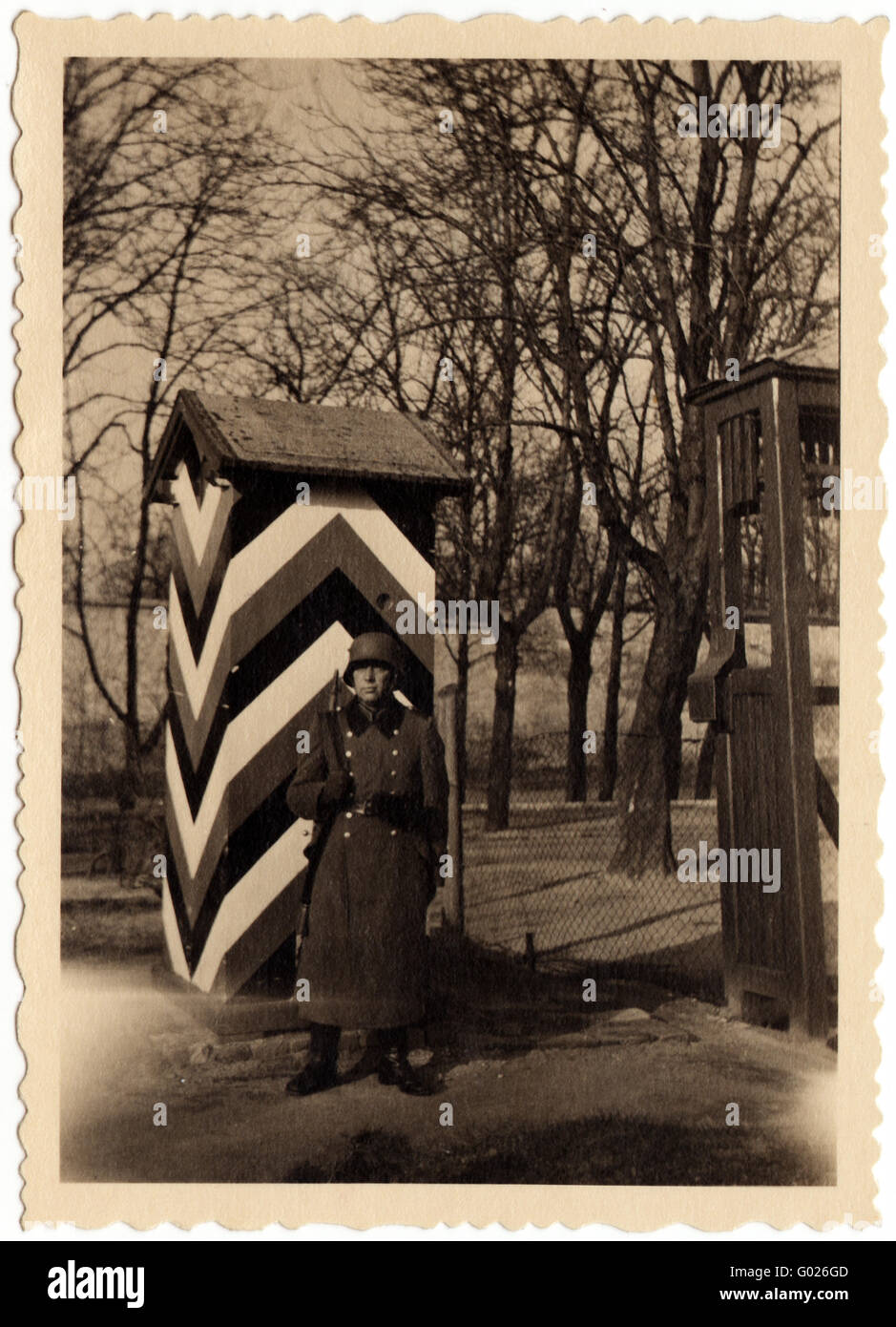 Soldat hält Armbanduhr, historisches Foto, um 1940 Stockfoto