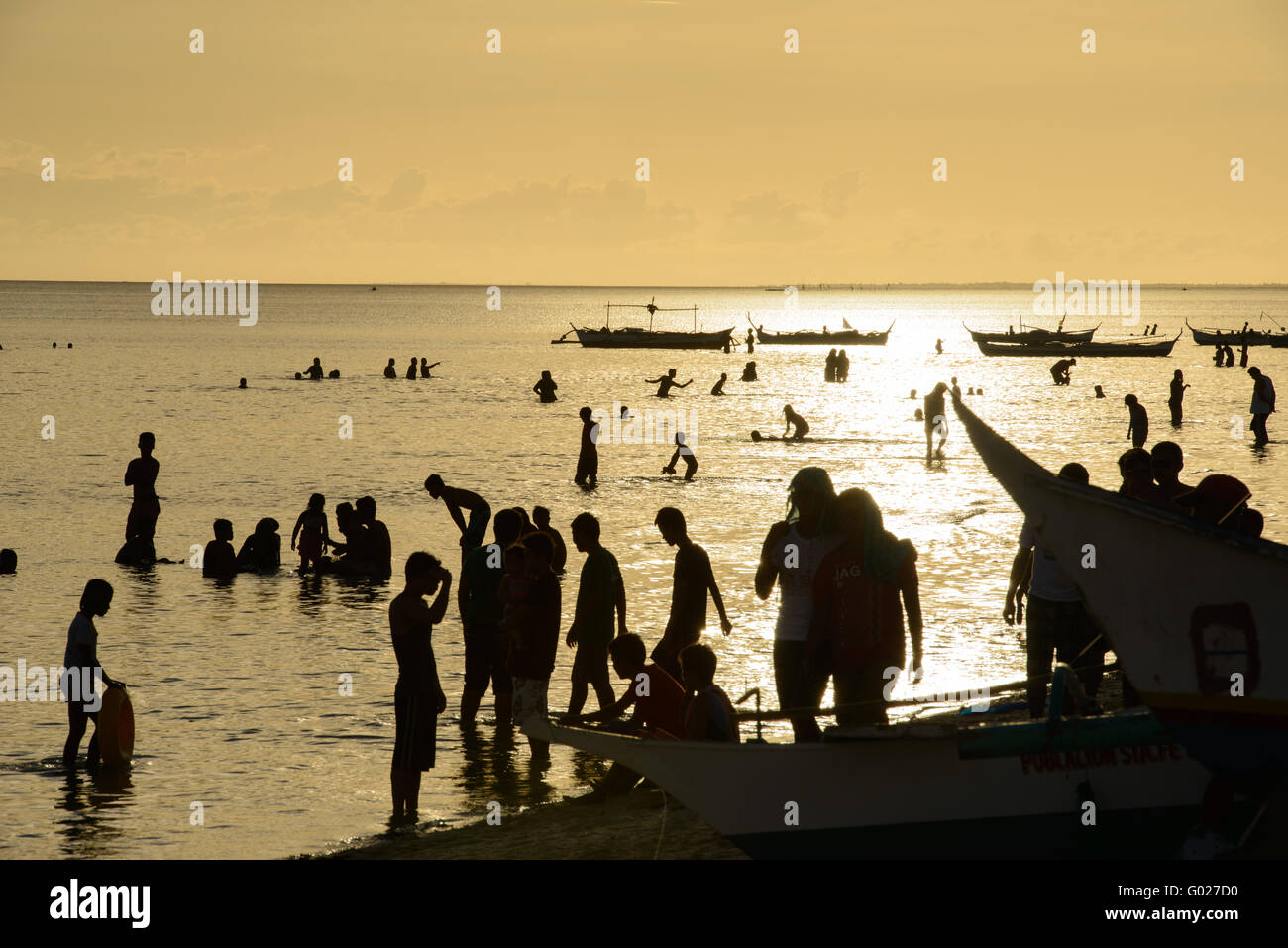 Massen von Menschen im Ozean Stockfoto