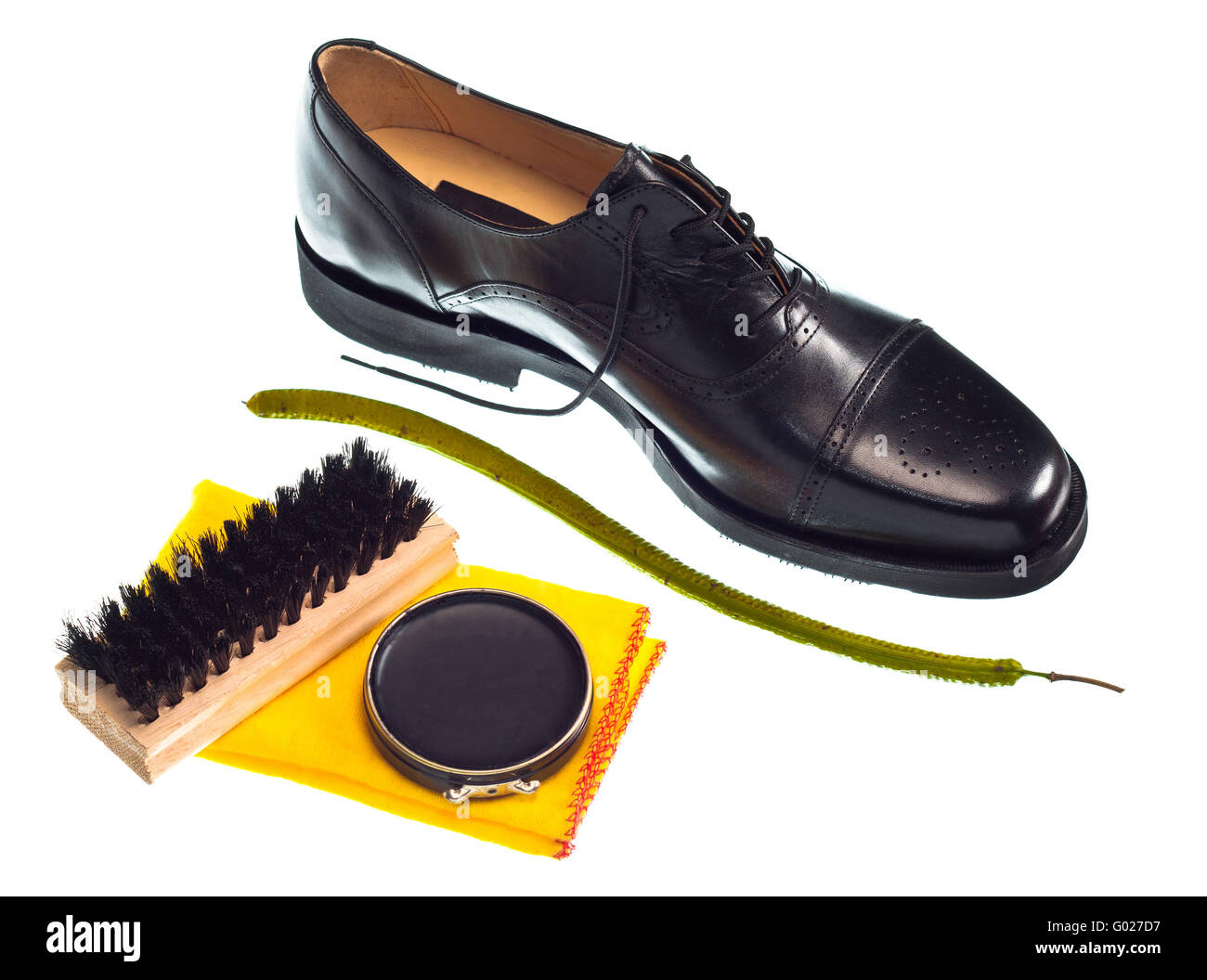 Schuh-Glanz-Konzept mit glänzend schwarzer Herrenschuh Stockfoto