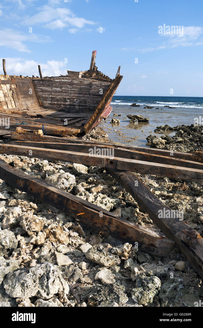 Schiffbruch und ausführlich in einer Zeit der Ebbe Küste Stockfoto