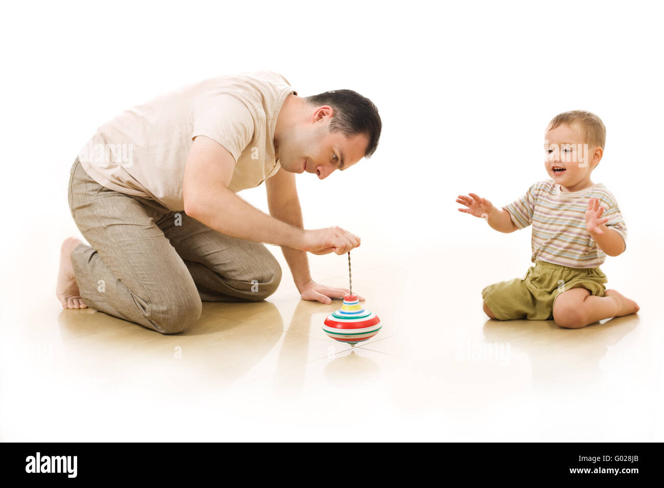 Der Mann spielt mit seinem kleinen Sohn Stockfoto