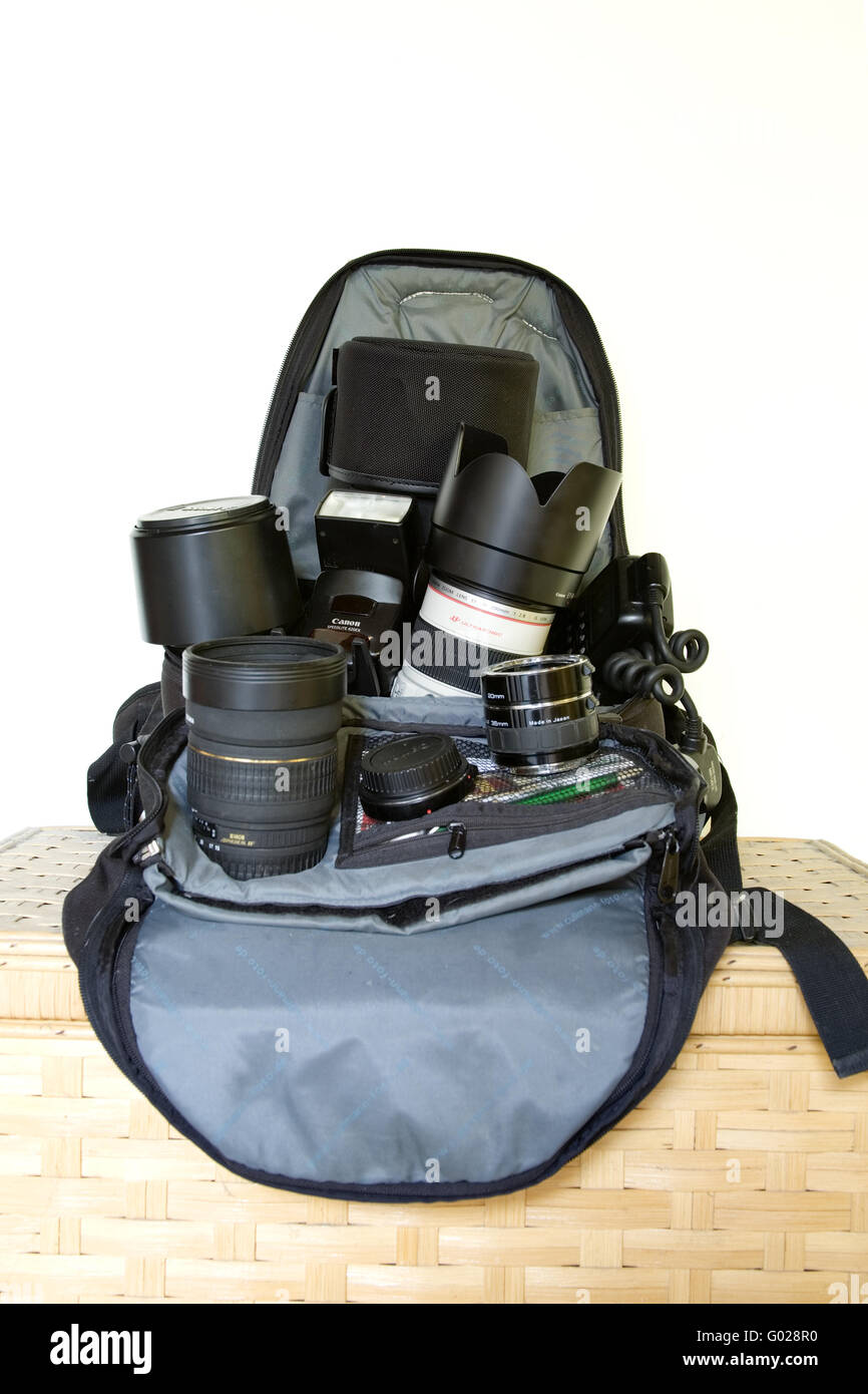 Rucksack mit fotografischen Ausrüstungen Stockfoto