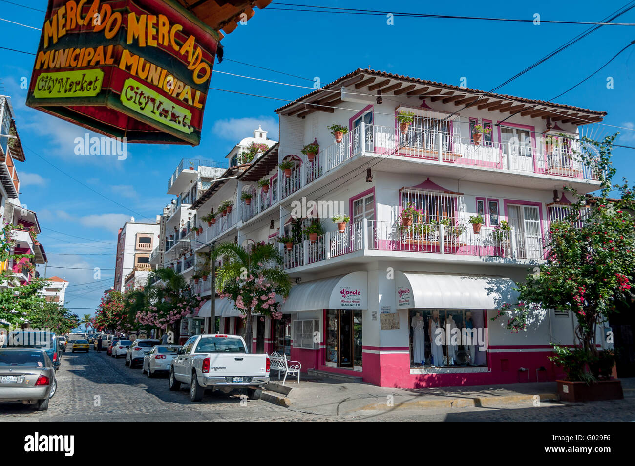Alte Stadt romantische Zone Puerto Vallarta Straßenszene mit rosa und weißen Gebäude w/Balkon, Mercado Municipal Stadtmarkt unterzeichnen Stockfoto