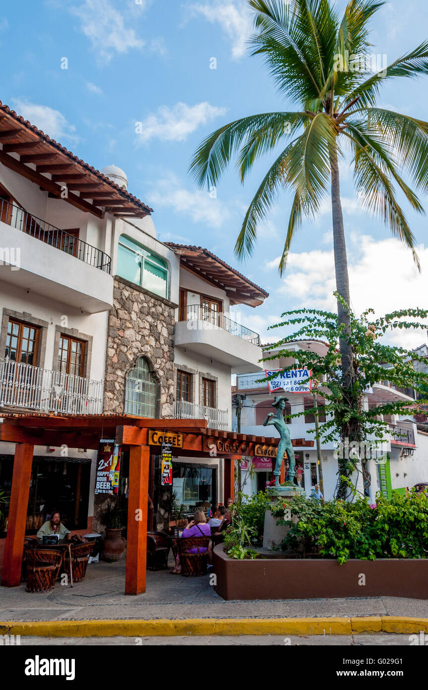 Straßenszene in der Stadt von Puerto Vallarta mit Outdoor-Café und Palmen Baum und Bronze Skulptur des Mannes, Zona Romantica, Stadtzentrum Stockfoto