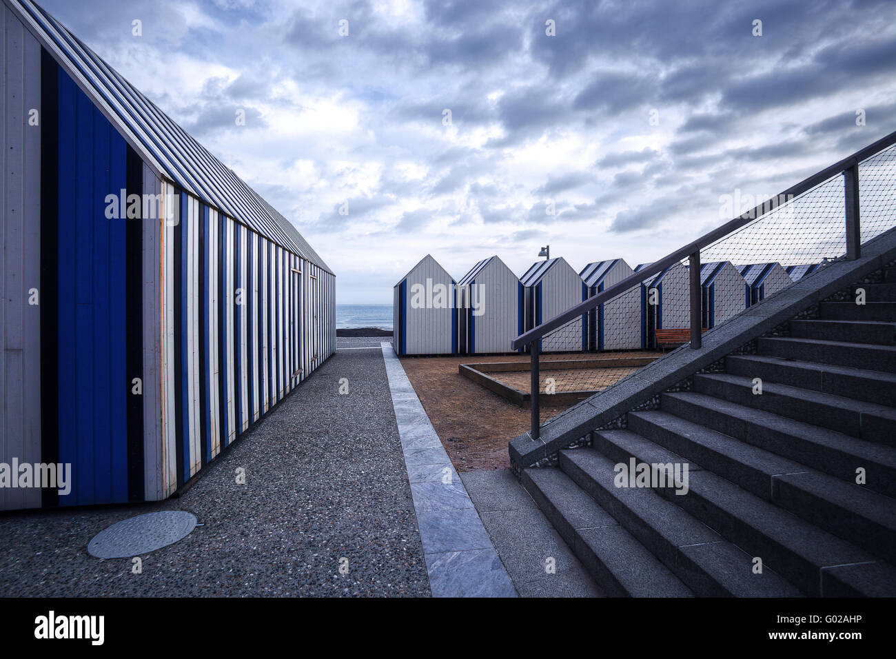 Strandhütten an der Strandpromenade von Yport, Normandie Stockfoto