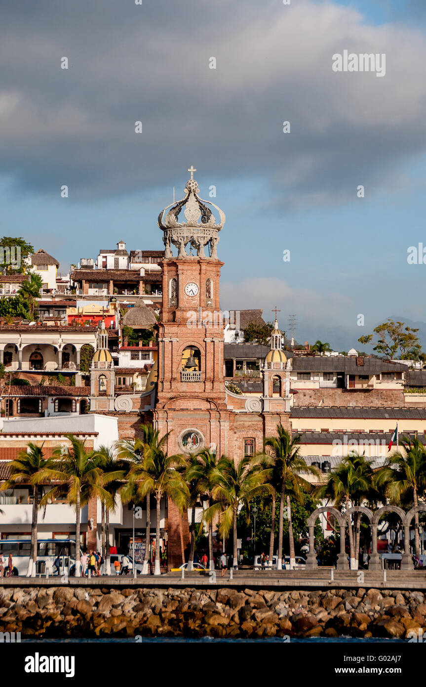 Kirche unserer Dame von Guadalupe und die Altstadt Malecon von Puerto Vallarta gesehen aus dem Wasser, mit Menschen zu Fuß die malecon Stockfoto