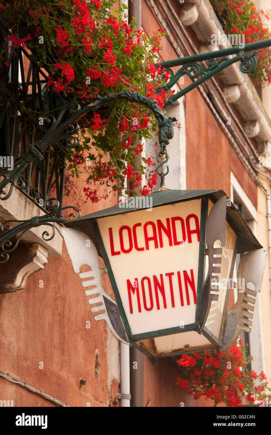 Locanda Montin Hotelschild mit Gondel Ferri Ferro Bug Dorsoduro-Venedig-Venetien-Italien Stockfoto