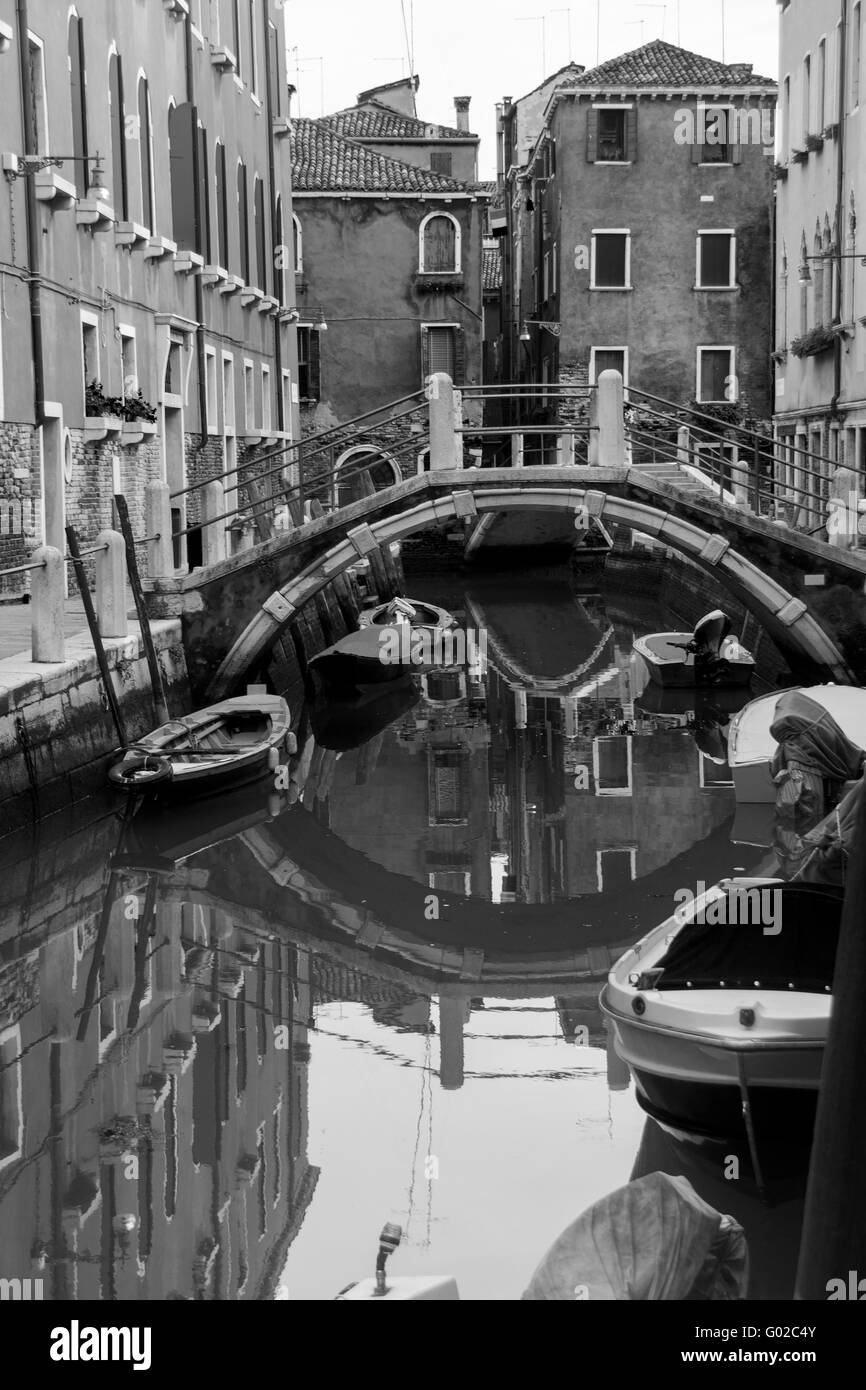 Venedig-Rio-Kanal Lage Brücke und Gebäude in schwarz / weiß ohne Kohlensäure Venedig Veneto Italien reflektiert nicht spezifiziert Stockfoto