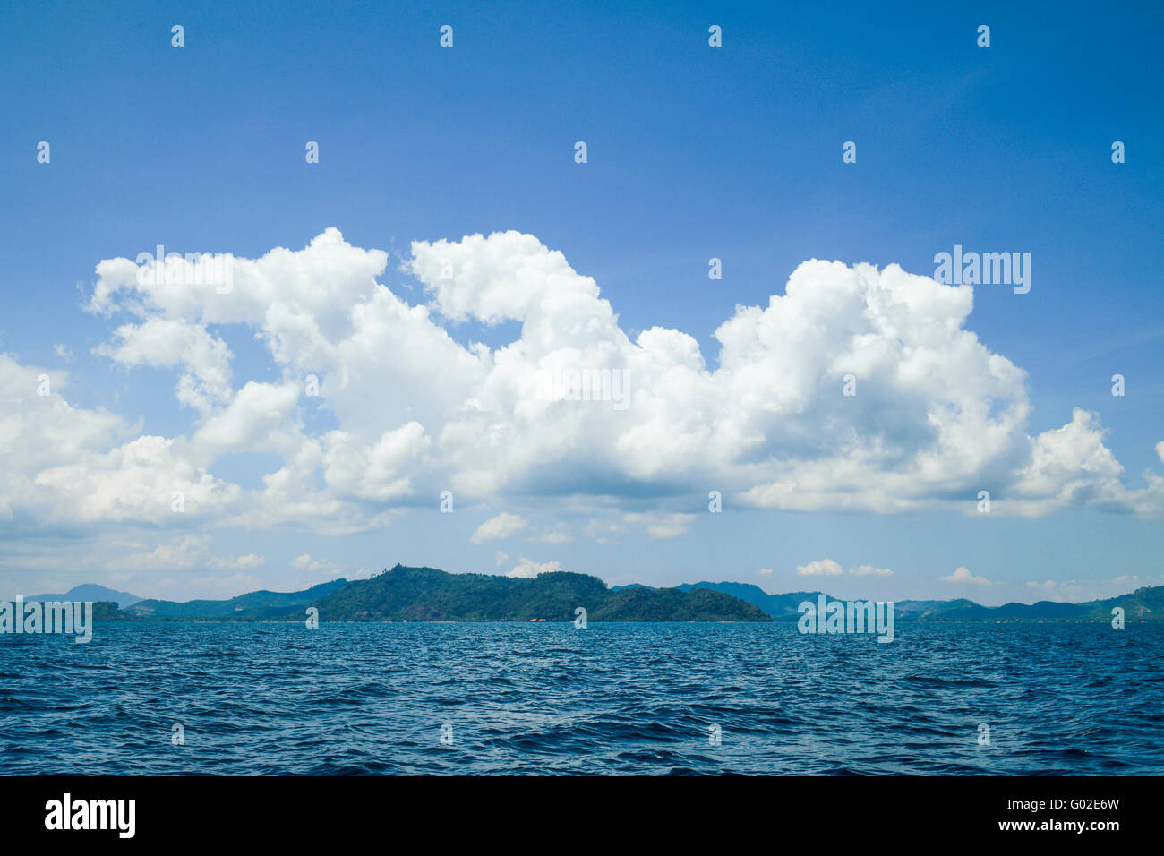 Wolkenbildung an der Spitze der Insel im offenen Meer. Stockfoto