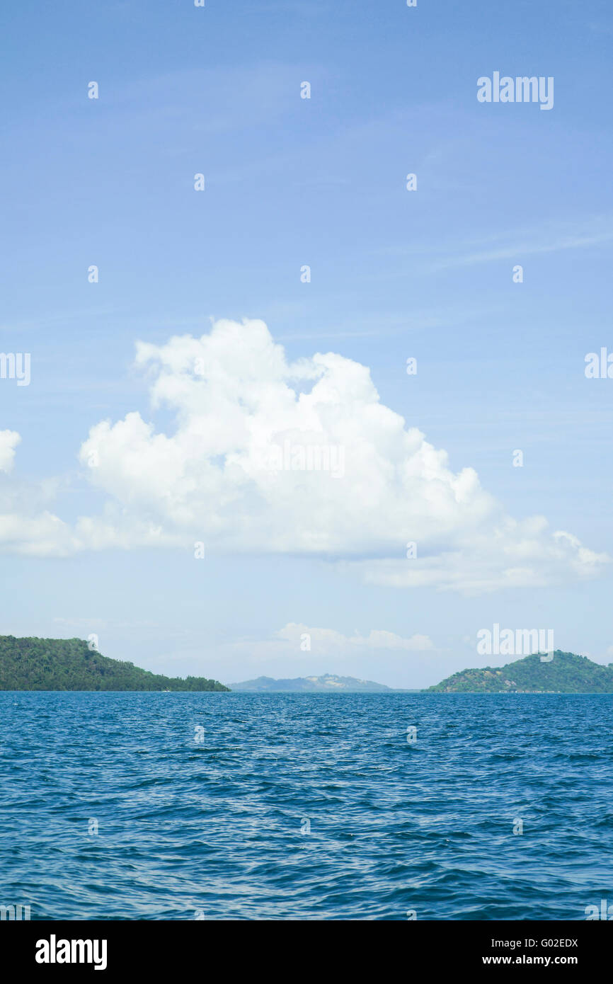 Wolkenbildung an der Spitze der Insel im offenen Meer. Stockfoto