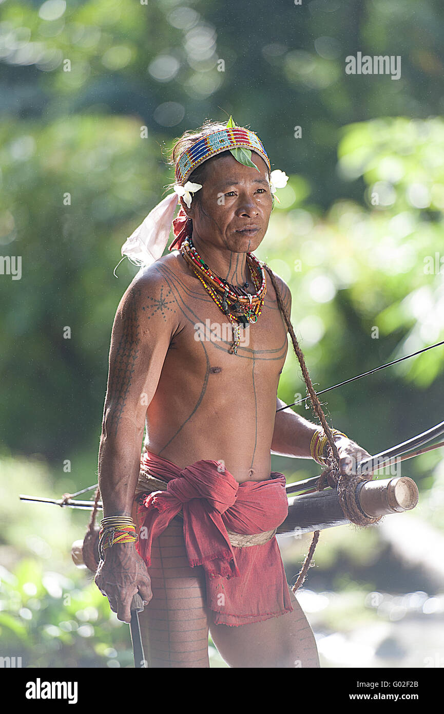 Teo Tak Gogo, 55, die Mentawai-Stamm-Pose für die Kamera Stockfotografie -  Alamy