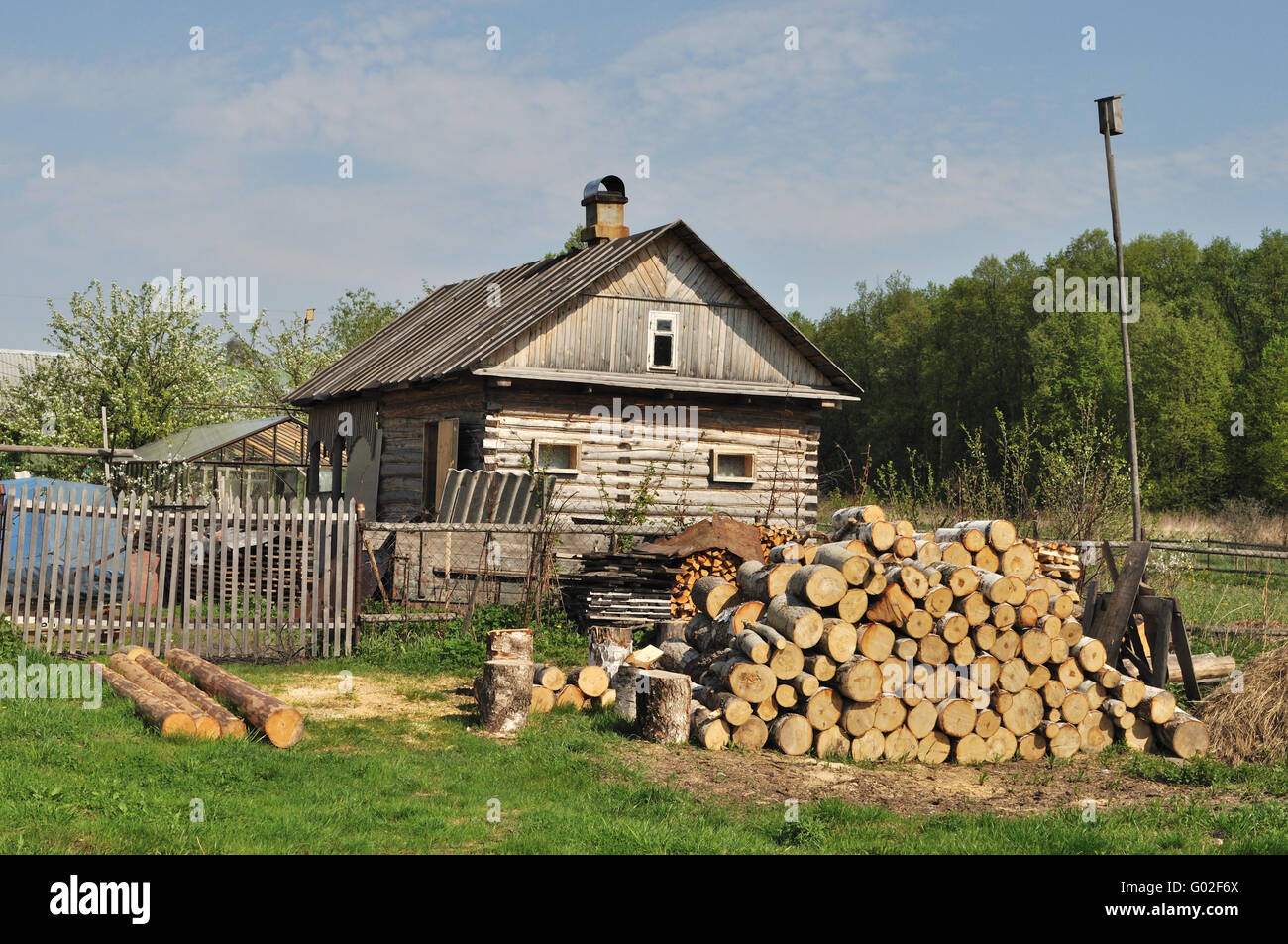 Landhaus aus Holz und Haufen von Birke Unterlegkeile im Vordergrund Stockfoto