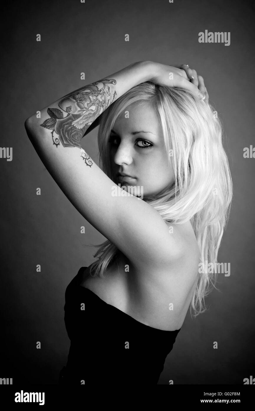 B&W Bild von einem schönen Mädchen mit Tattoo auf arm Stockfoto