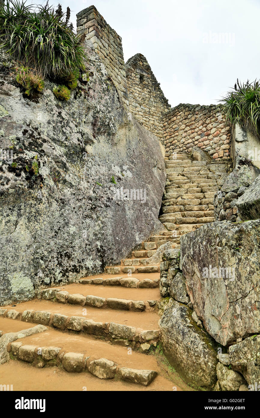 Treppe zum Steinbau, Machu Picchu Inka-Ruinen in der Nähe von Aguas Calientes, aka Machu Picchu Pueblo, Cusco, Peru Stockfoto