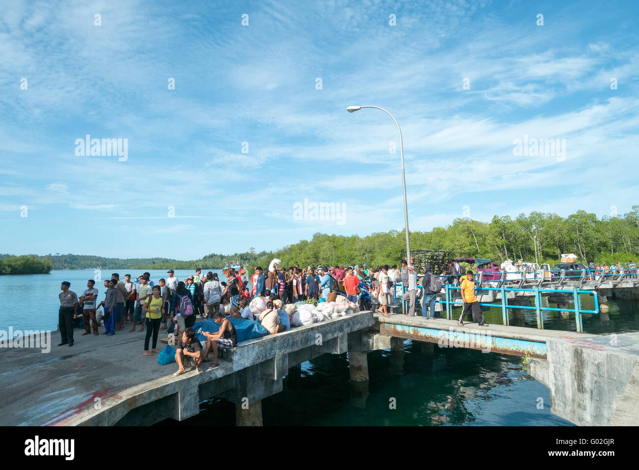 Lokale Leute warten auf die Fähre im Hafen von Muara Siberut. Stockfoto