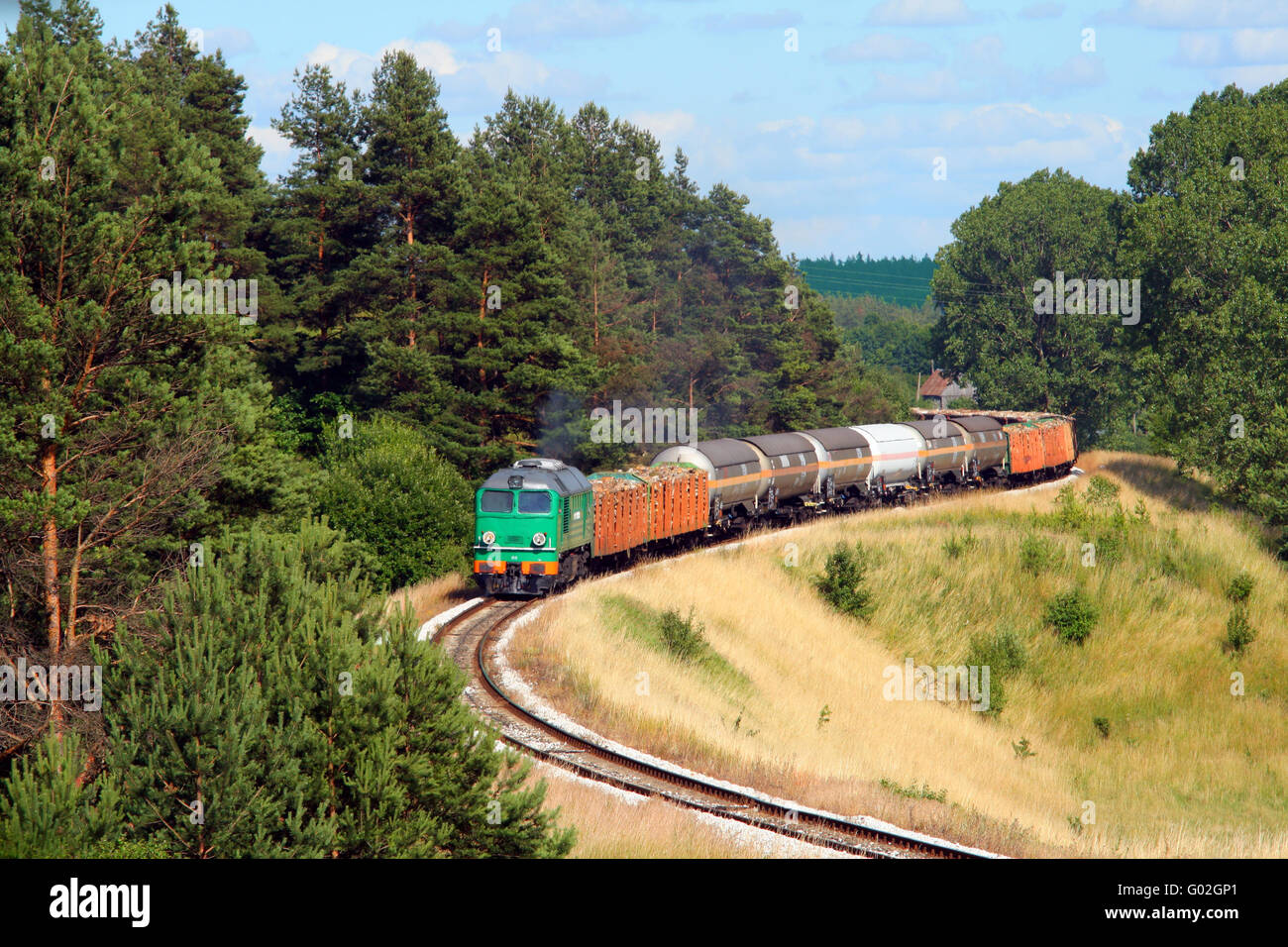 Güterzug, gezogen von der Diesellok verläuft die Strecke Stockfoto