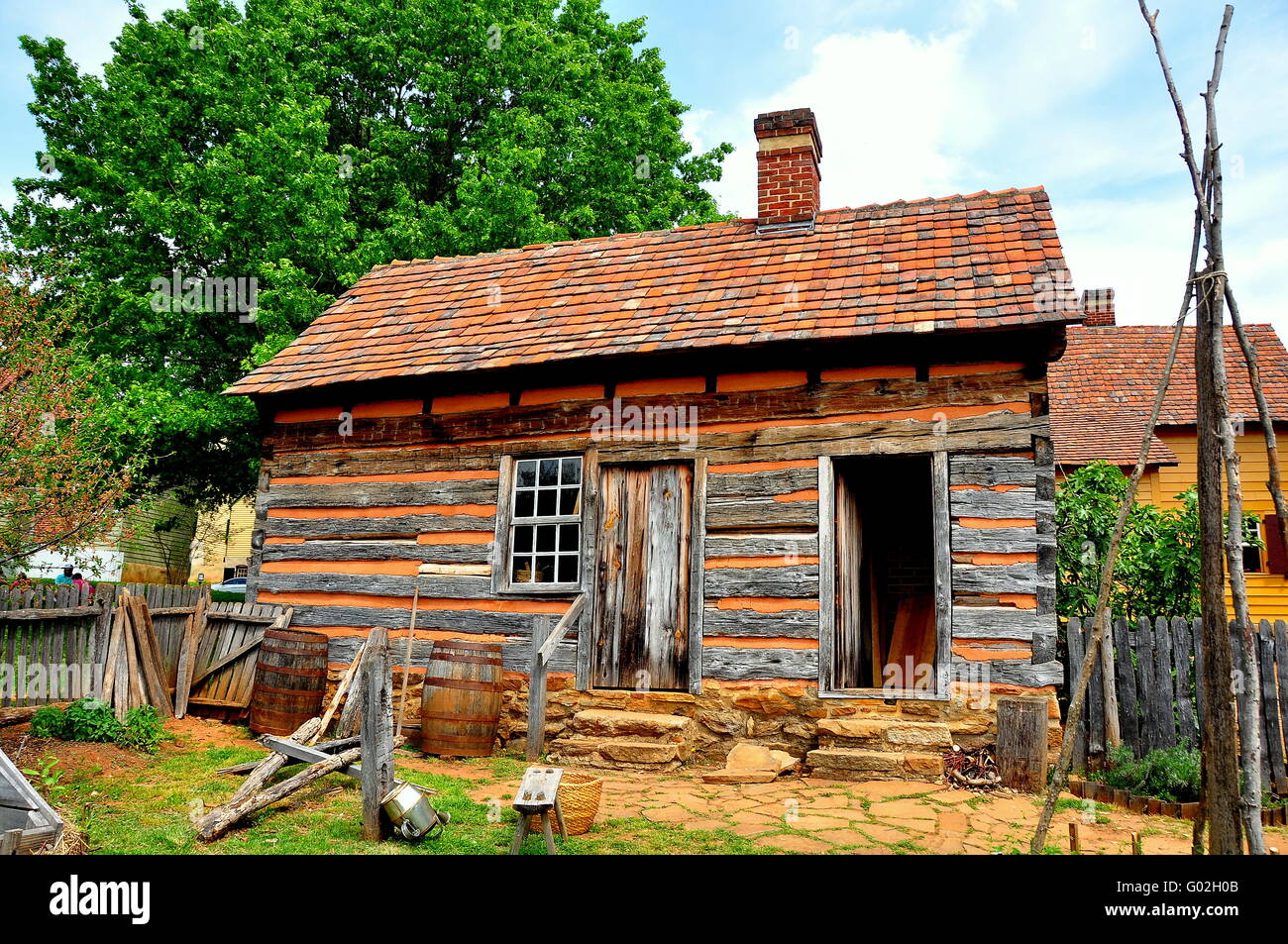 Altes Salem, North Carolina: Fachwerk Fachwerk Kabine hinter dem 1771 Miksch Haus * Stockfoto