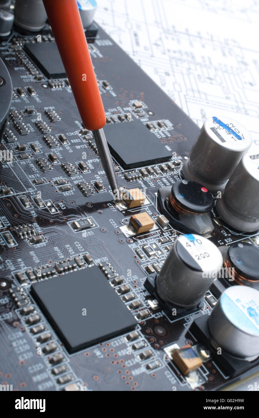 Problembehandlung und Reparatur einer Computer-Montage-Zahlung Stockfoto