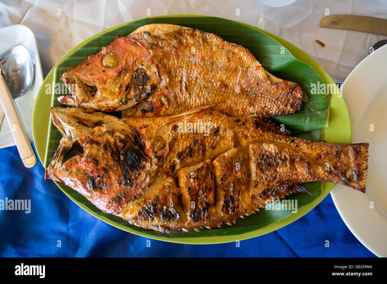 Chargrilled Snapper Fisch auf einem Teller mit Bananenblatt. Stockfoto