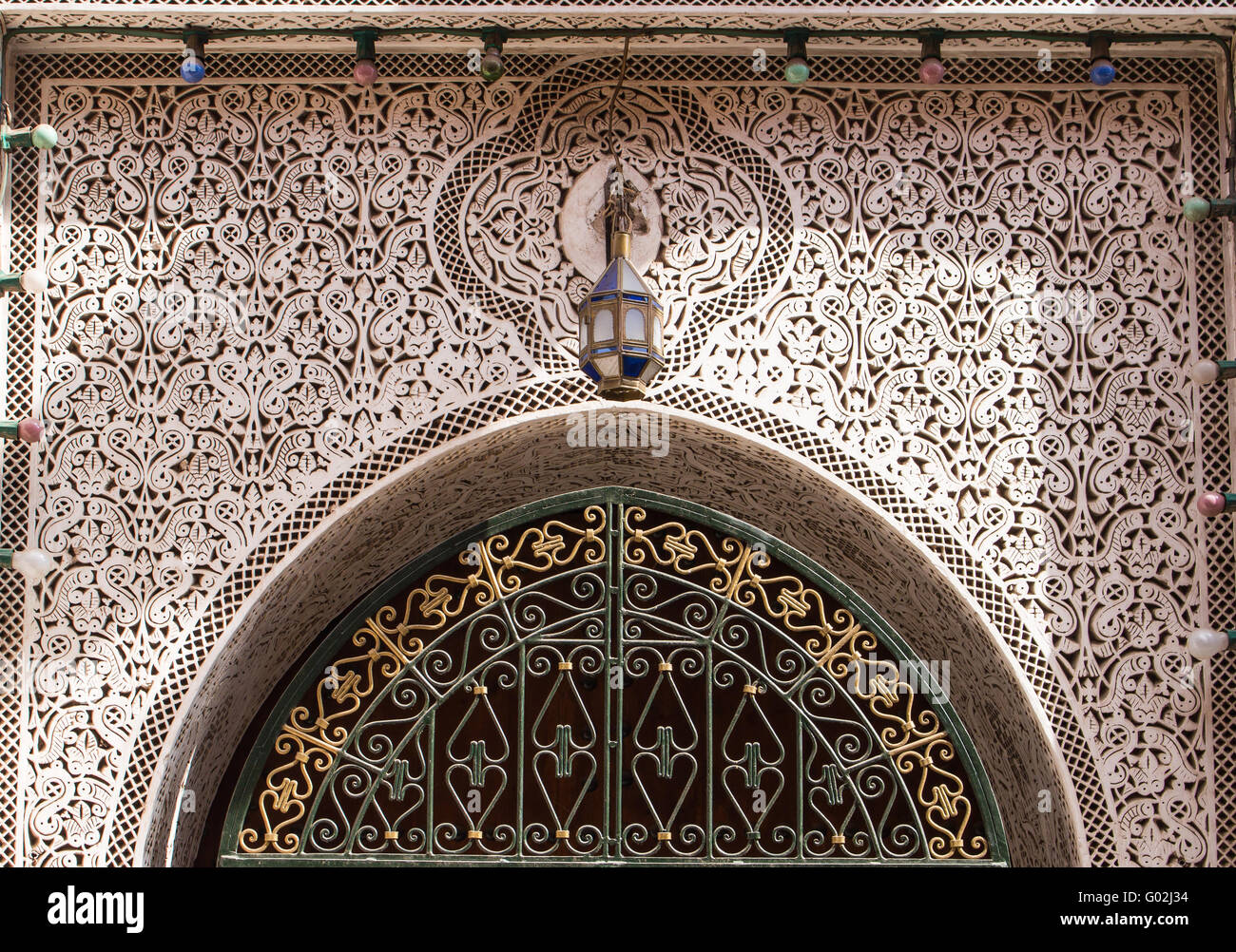 Reiche Dekoration des Tores in Marrakesch. Traditionelle Muster in einem Stein. Marrakesch, Marokko. Stockfoto