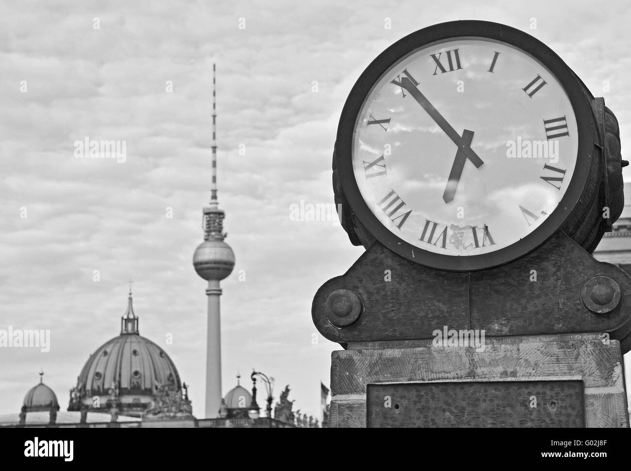Uhr auf dem Bebelplatz Stockfoto