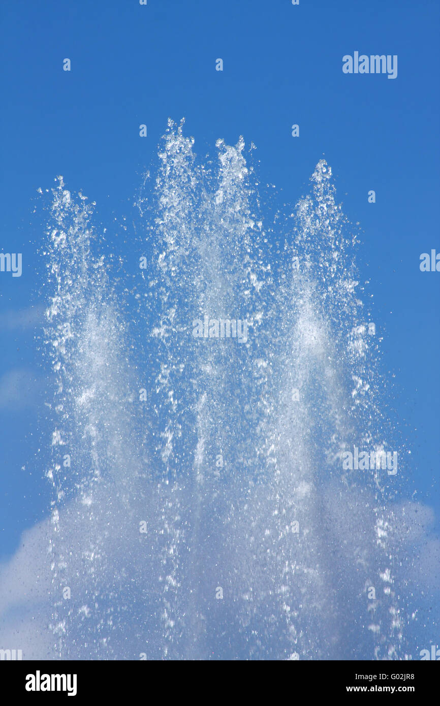 Wasserstrahl in einem Brunnen in einem sonnigen Tag Stockfoto