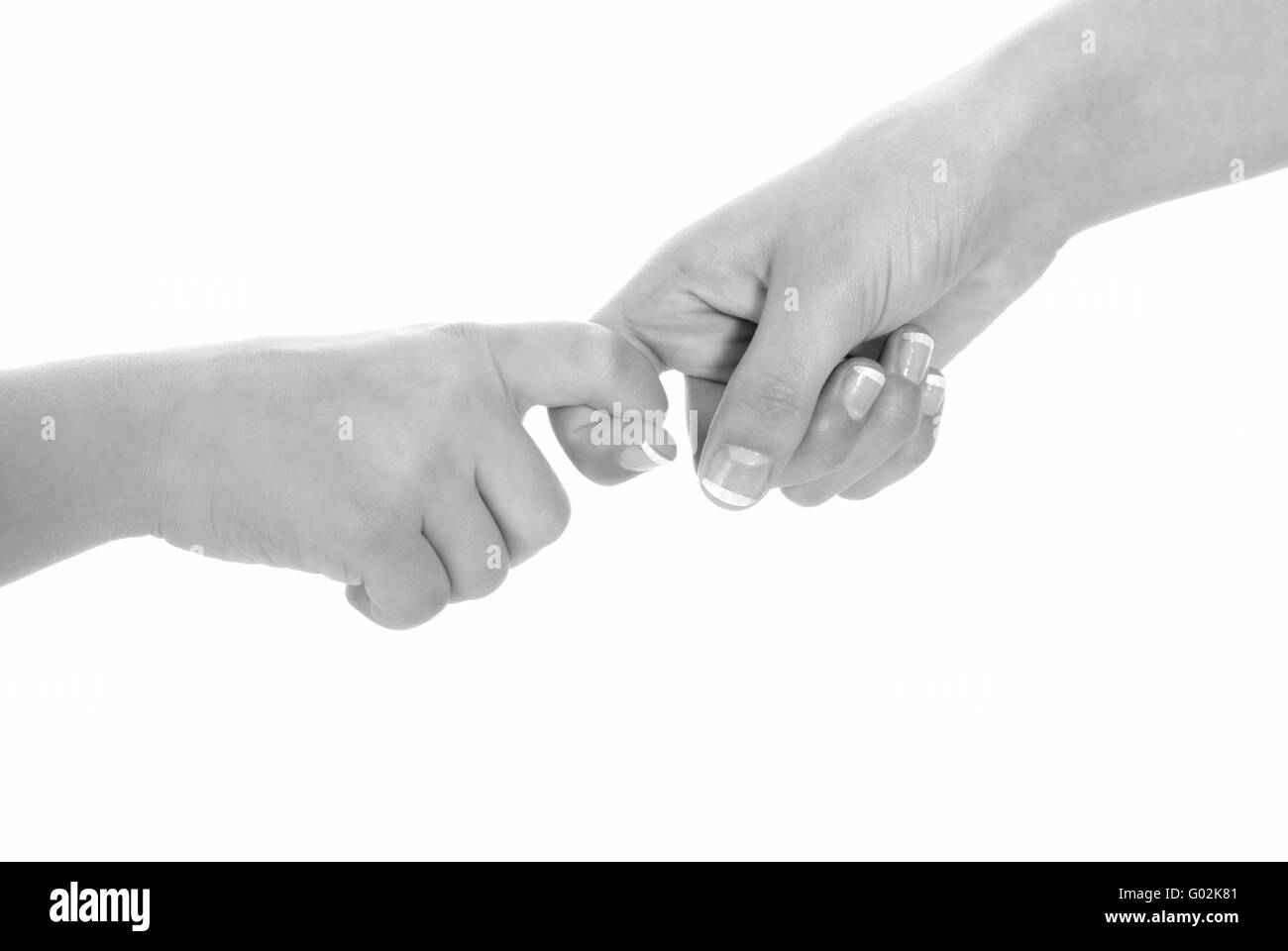 junge Frau und Kinder Mädchen Handshake und schwarz isoliert Stockfoto