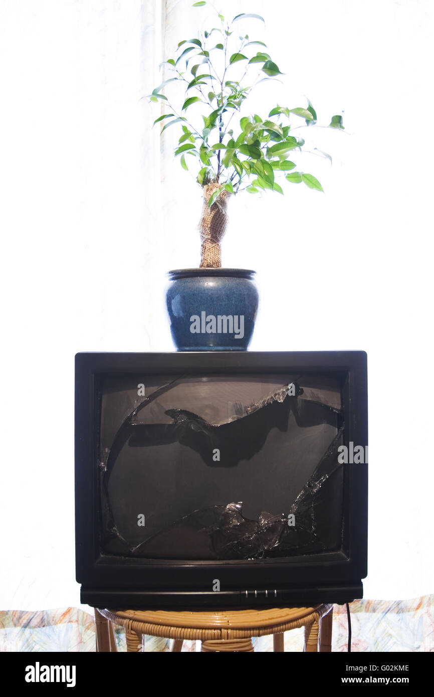gebrochene Fernsehzuschauer in einem Wohnzimmer Stockfoto