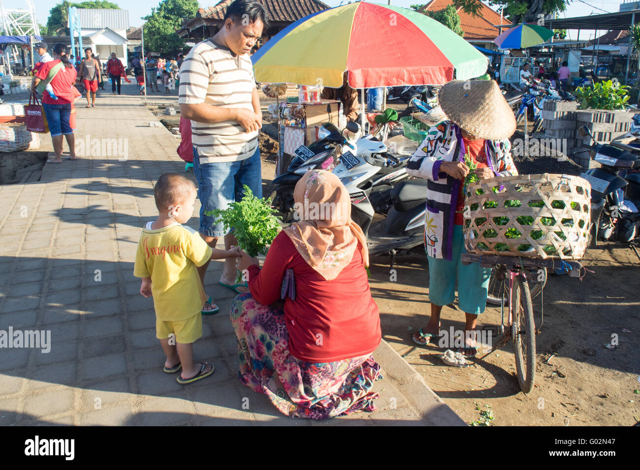 Frau verkaufen frische Kräutern außerhalb der Jimbaran Bay Seafood Märkte. Stockfoto