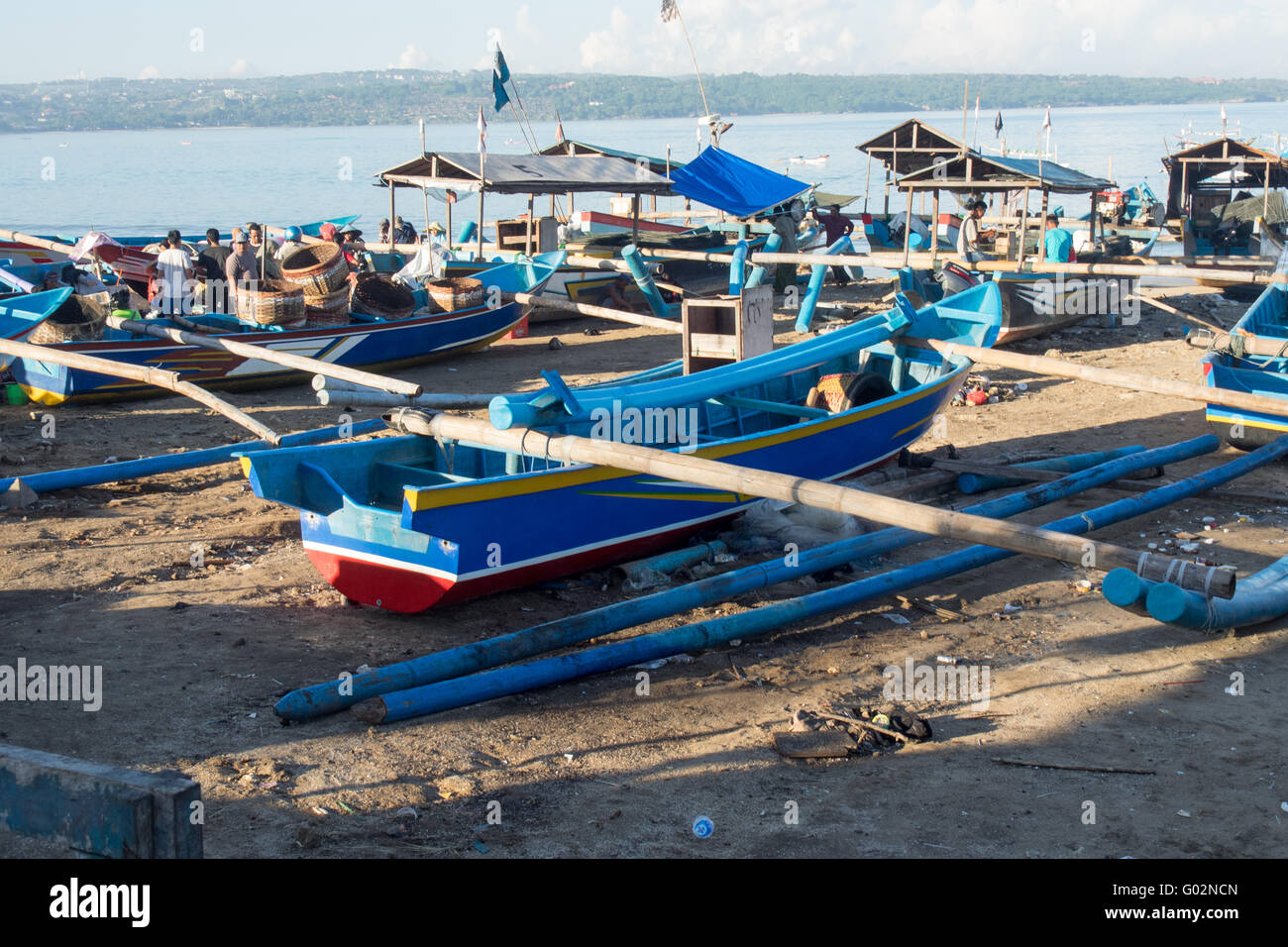 Blaue hölzerne Fischerboote am Strand von Jimbaran Bay, Bali. Stockfoto