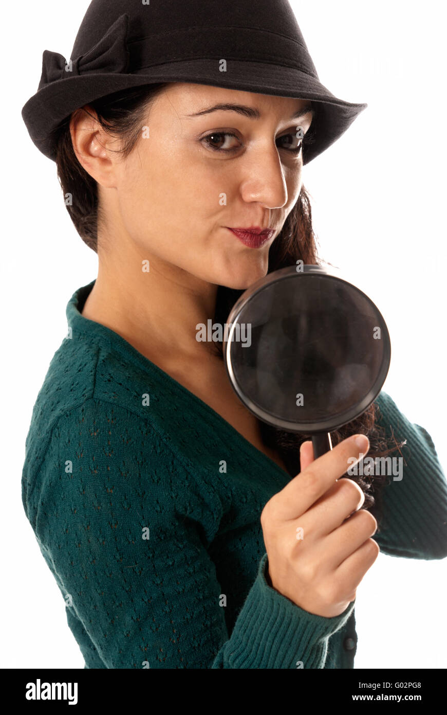junge Frau mit Lupe und Hut auf Kamera isoliert auf weißem Hintergrund Stockfoto