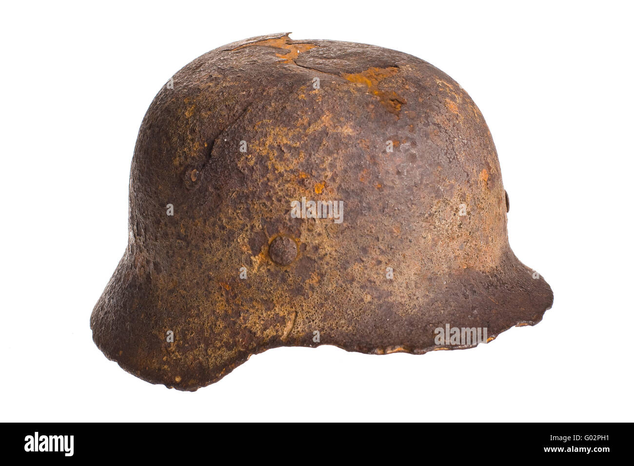 Alte deutsche ausgrenzten Helm der Zeiten des zweiten großen Weltkrieg auf einem weißen Hintergrund mit Beschneidungspfad. Stockfoto