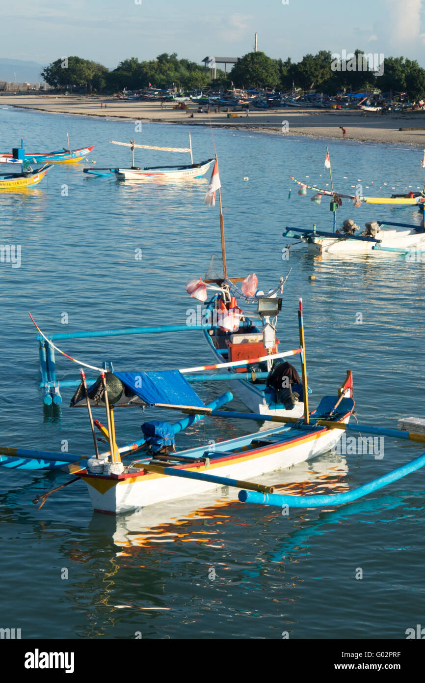 Angelboote/Fischerboote in der Bucht von Jimbaran, Bali. Stockfoto