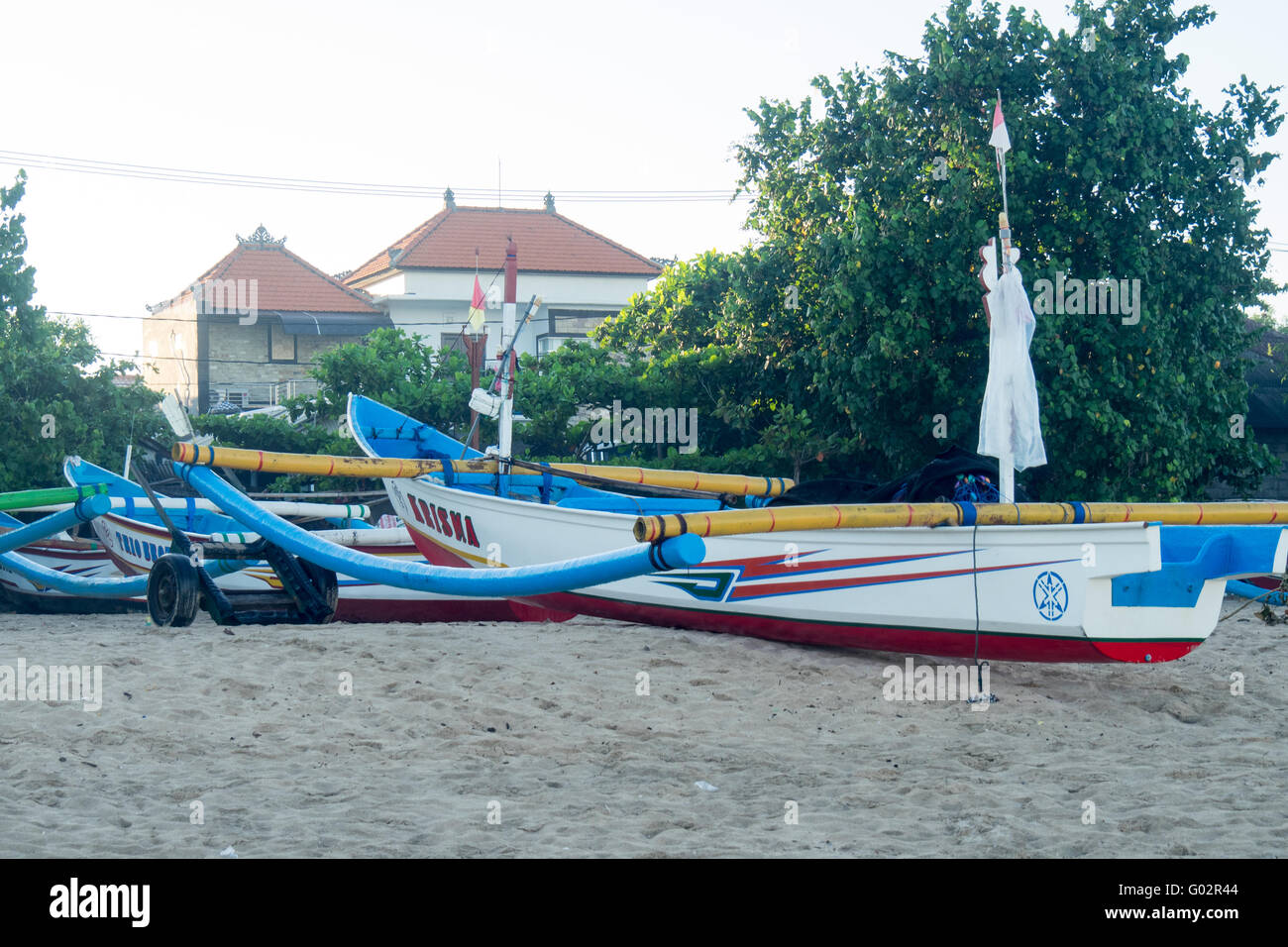 Jukungs oder traditionelle Fischerboote in der Bucht von Jimbaran, Bali. Stockfoto