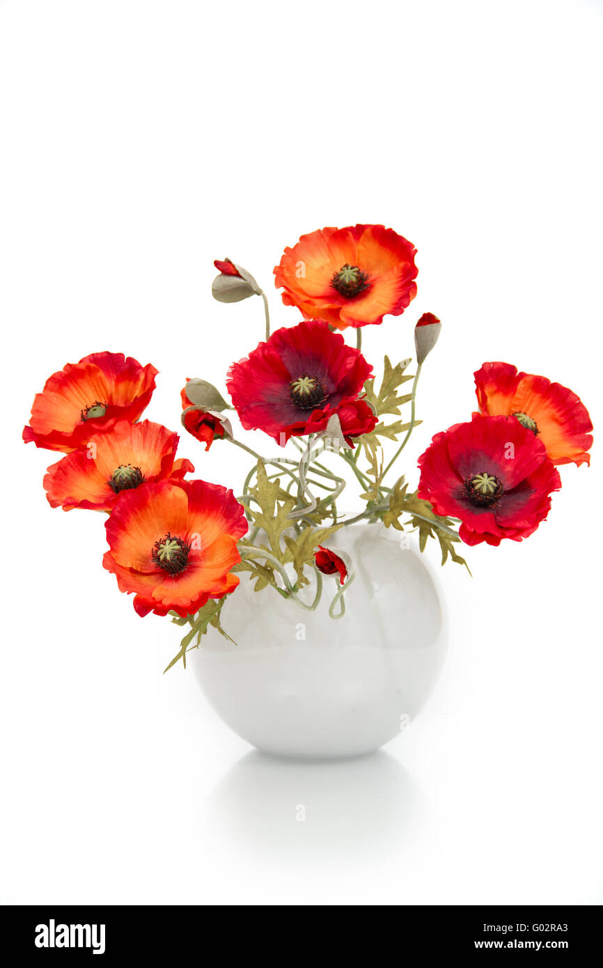 Das Bild des einen Blumenstrauß künstliche Mohnblumen in Vase, isoliert auf weißem Hintergrund. Stockfoto